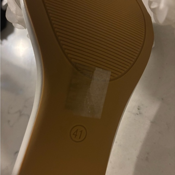 Vintage fashion style faux pearl White Heels with Floral Accents - Picture 6 of 15